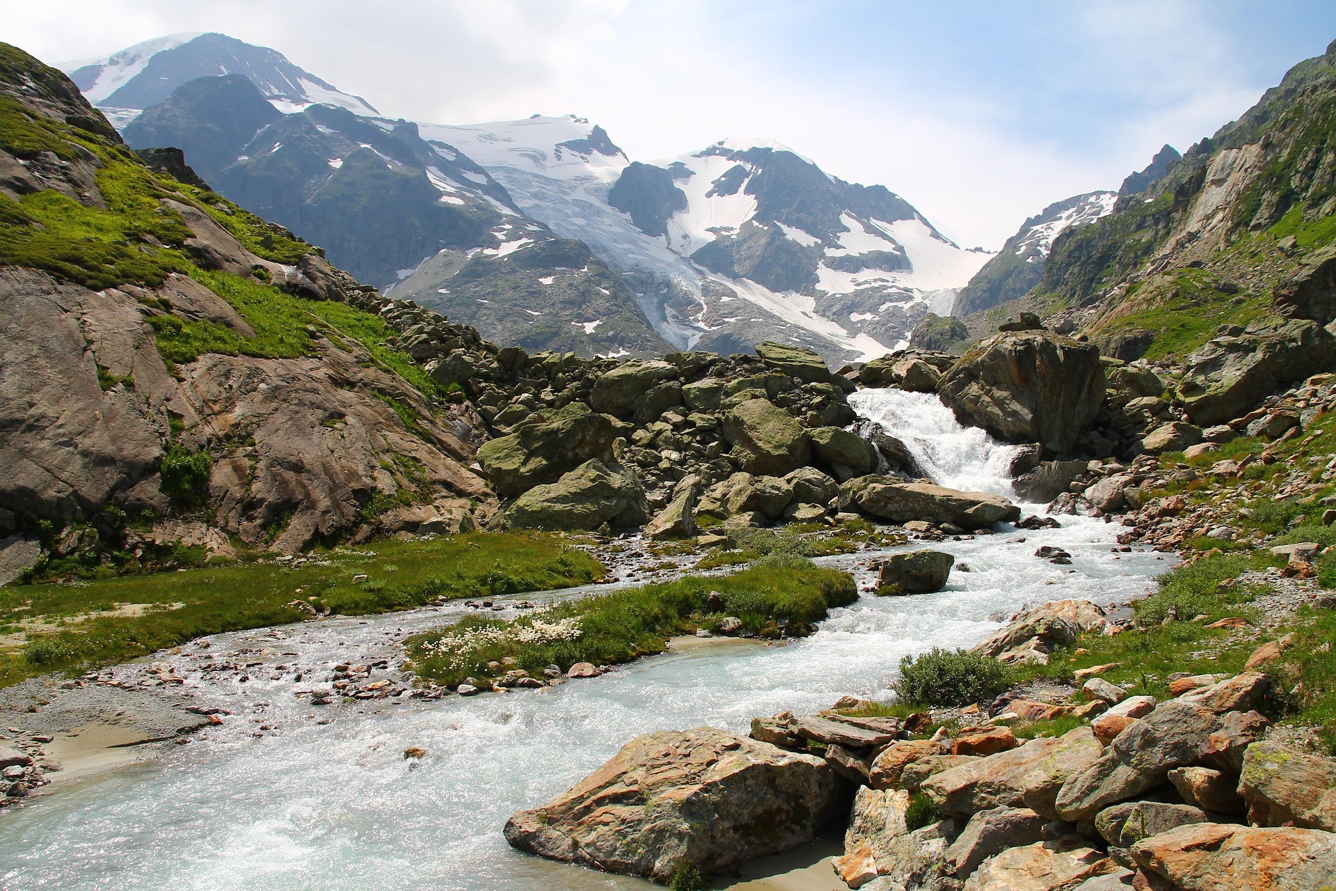 Alpine Berglandschaft mit Bachlauf